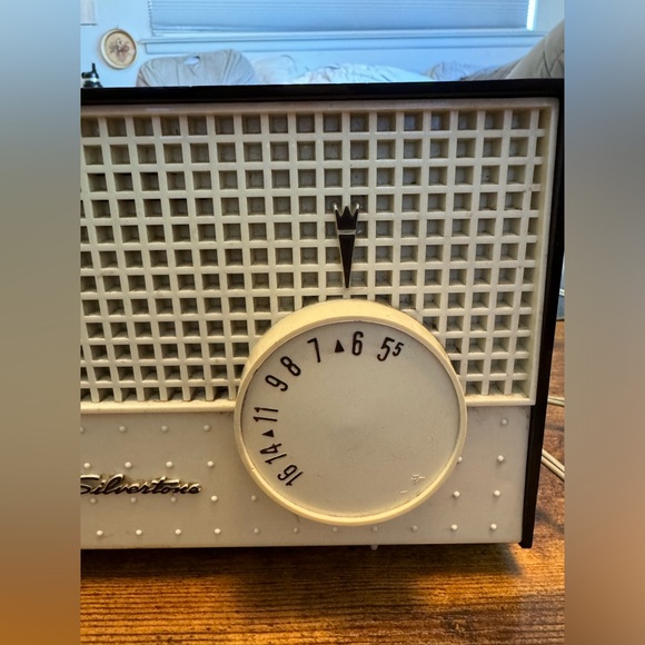 Vintage 1961 Silvertone Radio Model 2001 - Picture 4 of 11